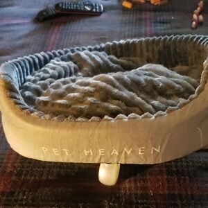 NWOT DOG OR CAT BED FOR SMALL PET